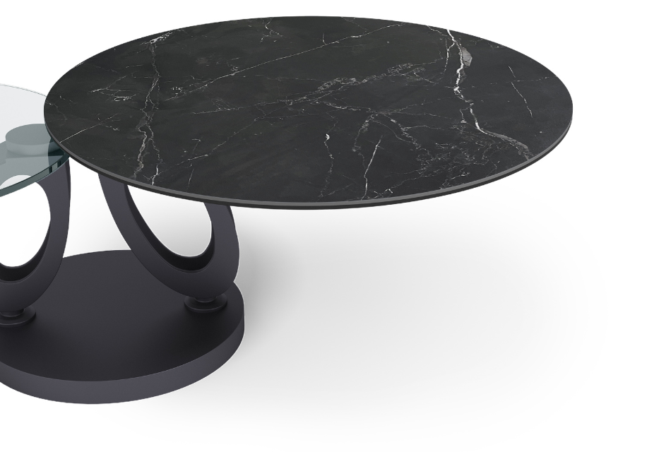 une personne qui nettoie une table